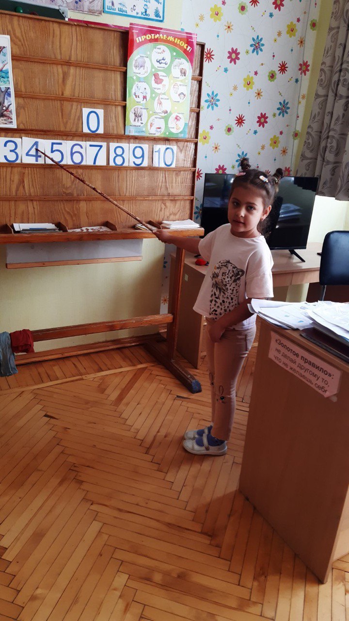 Учениця на уроці математики